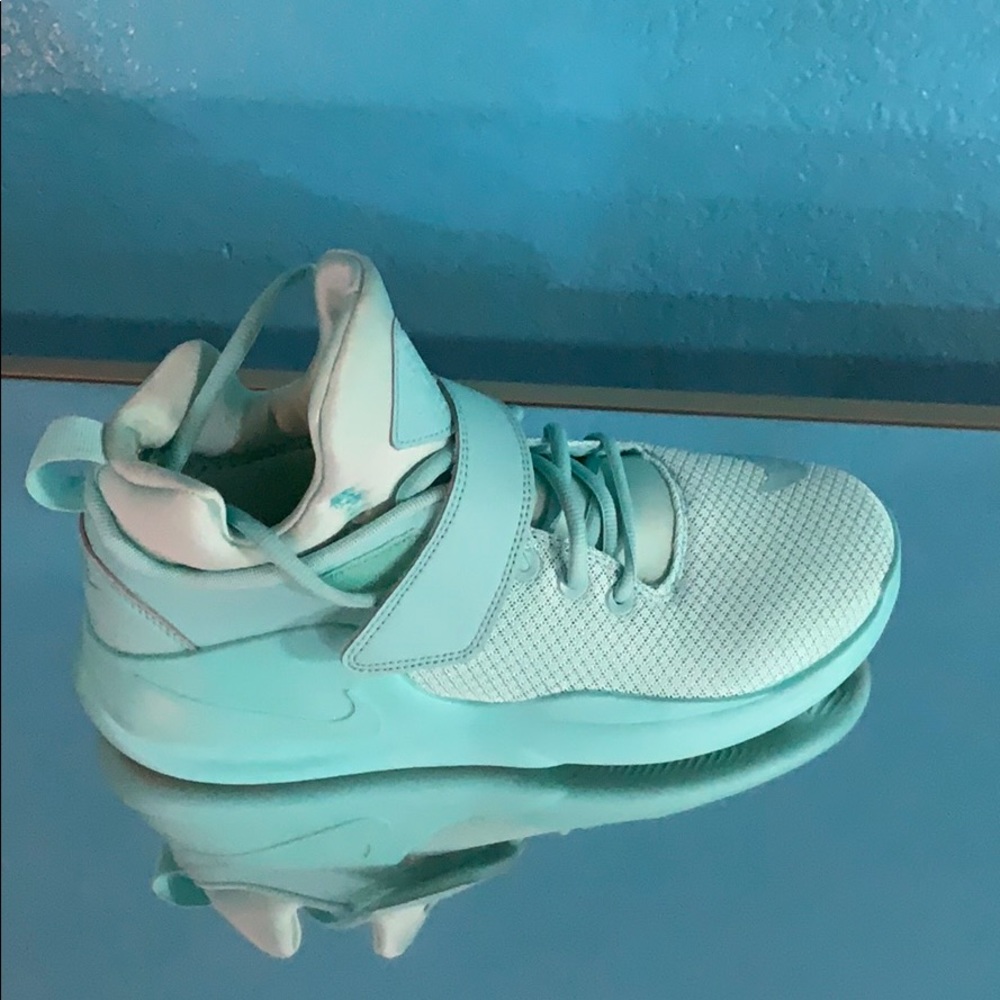 NIKE KWAZI women’s sz 9 sneaker